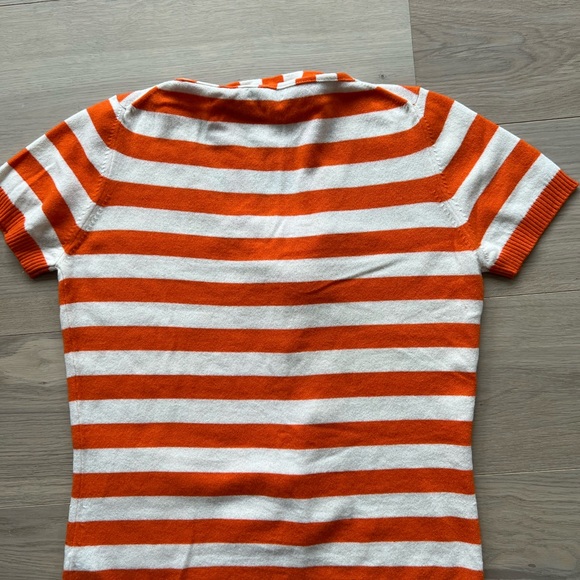 Mint condition Burberry 100% cashmere crewneck sweater with skinny neck scarf. - Picture 6 of 7